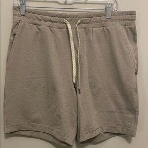 NWOT Vuori Ponto Performance 7” Tan Short.